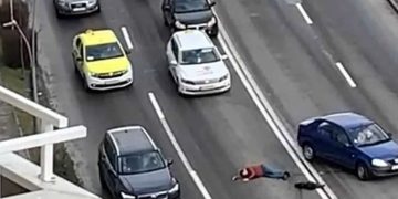Revoltător! Bărbat căzut pe şosea, ocolit de mașini. Cei care l-au ocolit riscă inclusiv pedeapsa cu închisoarea – video