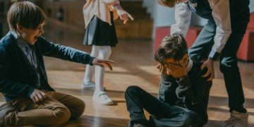 Fenomenul de bullying, tot mai răspândit în şcoli. Elev umilit, bătut și băgat cu capul în toaletă, de mai mulți colegi