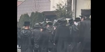 Sute de evrei ultraortodocși conduși de rabinii comunității din New York au petrecut weekend-ul la Sighetu Marmației