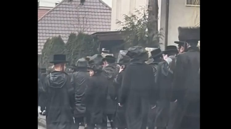 Sute de evrei ultraortodocși conduși de rabinii comunității din New York au petrecut weekend-ul la Sighetu Marmației