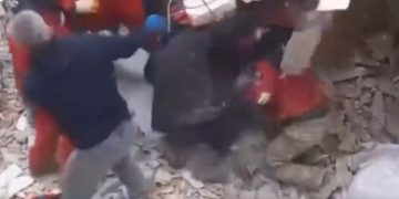 Salvatori din Turcia, îngropaţi sub dărâmături. VIDEO