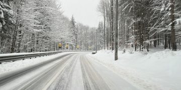 În judeţ se circulă în condiţii de iarnă. Zăpadă frământată şi ceață, sub 150 de metri, în Pasul Prislop
