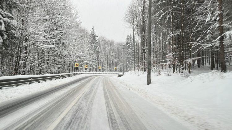 În judeţ se circulă în condiţii de iarnă. Zăpadă frământată şi ceață, sub 150 de metri, în Pasul Prislop