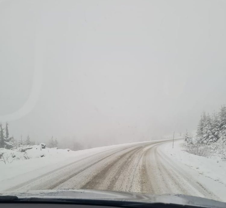 Coțofenelor, drumurile din județ sunt acoperite cu zăpadă!