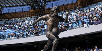 Napoli returnează statuia lui Maradona sculptorului care a creat-o