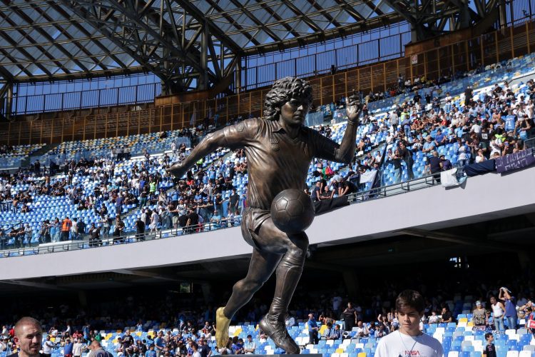 Napoli returnează statuia lui Maradona sculptorului care a creat-o