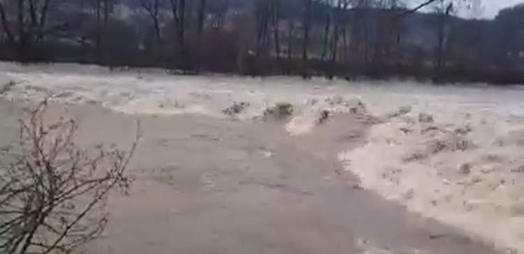 Coduri hidrologice prelungite până mâine, 20 februarie. Râul Lăpuș este învolburat