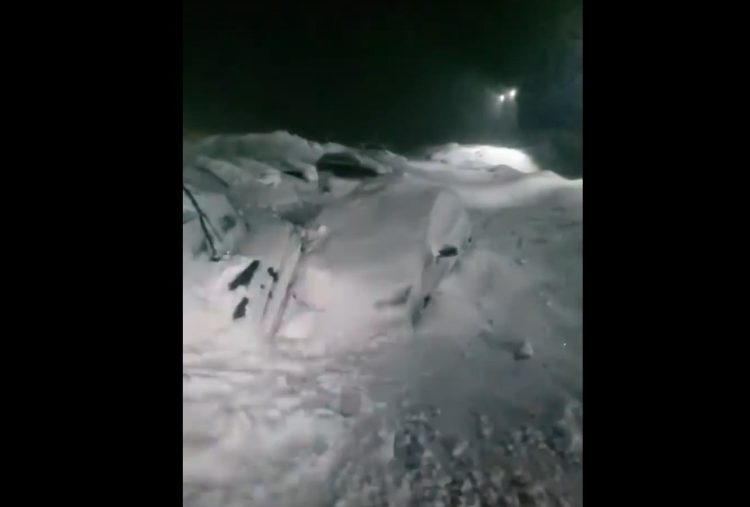 Operațiune de salvare a turiștilor de la Cabana Capra: ISU intervine cu șenilate – 60 de persoane au fost blocate de o avalanșă majoră
