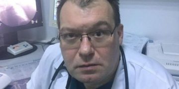 Medicul acuzat că refolosea stimulatoare cardiace extrase din cadavre rămâne în arest preventiv