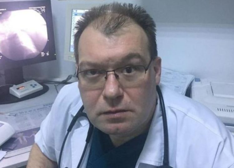 Medicul acuzat că refolosea stimulatoare cardiace extrase din cadavre rămâne în arest preventiv