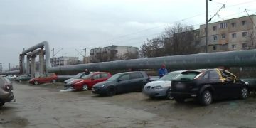 Doi tineri din Cluj au distrus parbrizele a 21 de maşini parcate pe o stradă