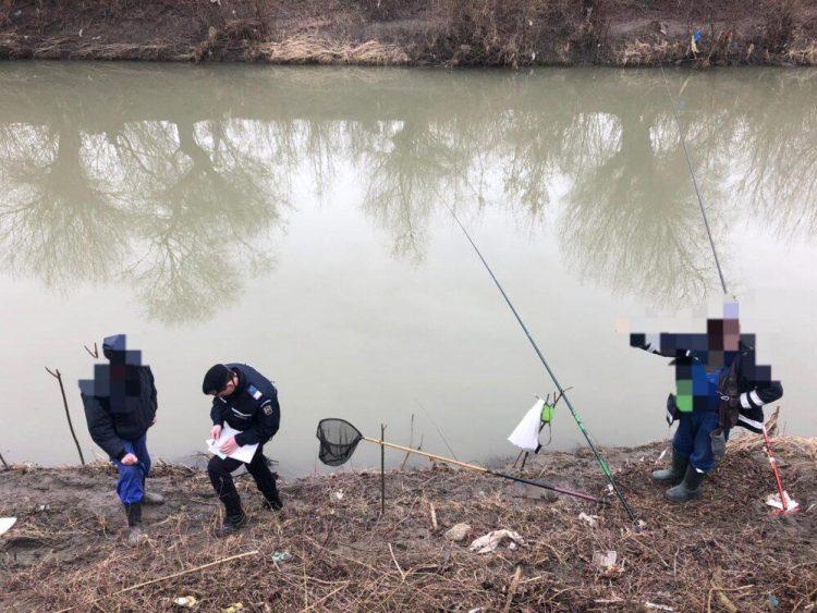 Doi maramureșeni au fost prinși în timp ce „greblau” pe Someș