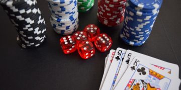 12 persoane prinse de poliție în flagrant în timp ce jucau ilegal poker într-un imobil din Baia Mare. Printre jucători şi un angajat IPJ