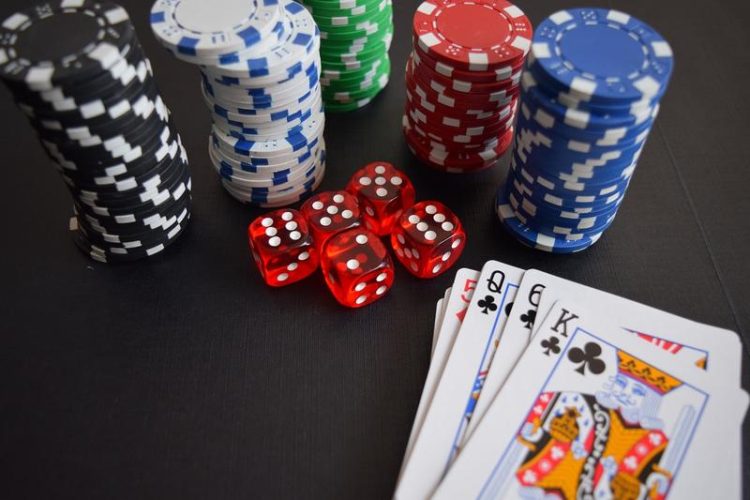 12 persoane prinse de poliție în flagrant în timp ce jucau ilegal poker într-un imobil din Baia Mare. Printre jucători şi un angajat IPJ