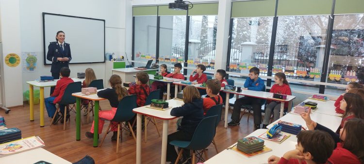 De Ziua Internațională a Cititului Împreună, polițiștii au citit povești cu tâlc elevilor și preșcolarilor din Baia Mare