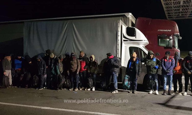 33 de cetăţeni străini depistați ascunși la Nădlac II