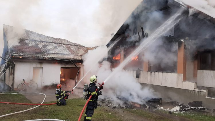 FOCUL a MISTUIT o casă din Recea: Noi imagini cu puternicul incendiu