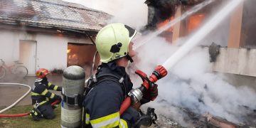 FOCUL a MISTUIT o casă din Recea: Noi imagini cu puternicul incendiu