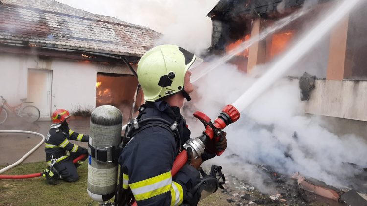 FOCUL a MISTUIT o casă din Recea: Noi imagini cu puternicul incendiu