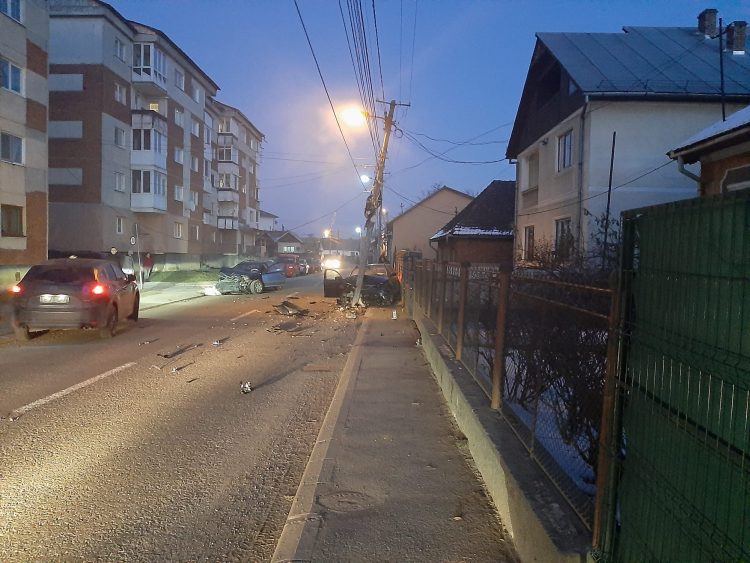 Accident grav în Sighet. Curentul electric a fost întrerupt după ce un stâlp a fost rupt!