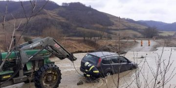Trei persoane salvate dintr-o mașină blocată în râul Someș