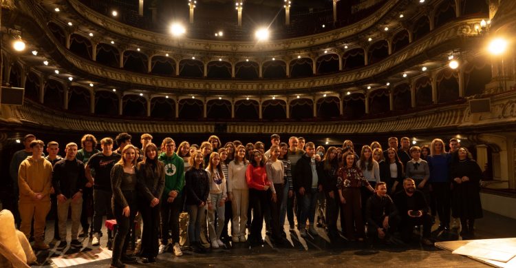 BRIGADA ARTISTICĂ „PETRU RAREȘ” TÂRGU LĂPUȘ: Prima vizită la teatru, prima întâlnire cu actori. Primul pas