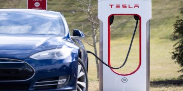 Tesla recheamă peste 360.000 de mașini în service