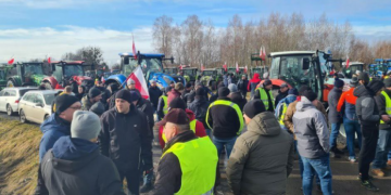 Fermierii polonezi au blocat cu tractoare granița cu Ucraina