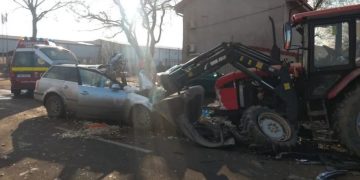 Doi oameni au murit pe loc după ce mașina lor s-a lovit frontal de un tractor
