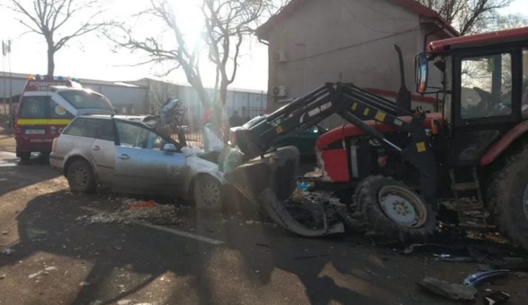 Doi oameni au murit pe loc după ce mașina lor s-a lovit frontal de un tractor