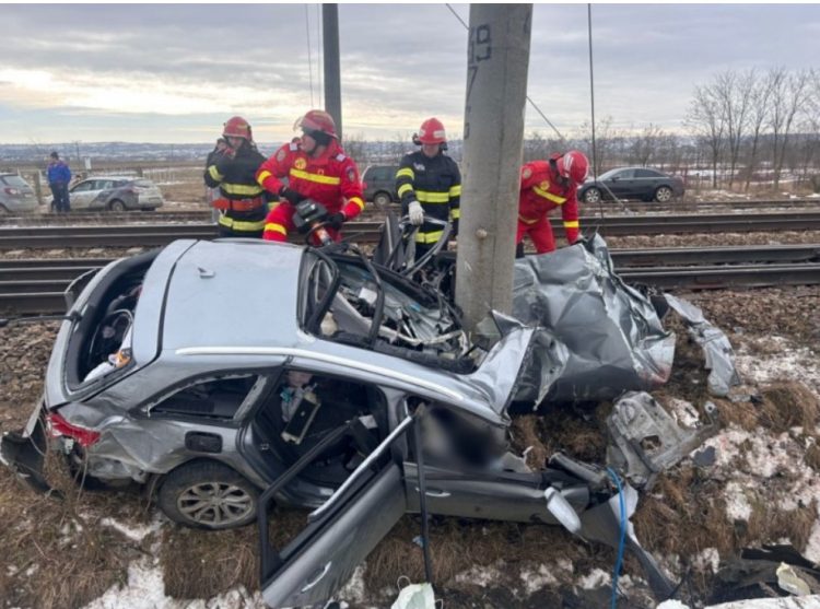 Tragedie pe șosele! Două femei au murit într-un cumplit accident feroviar. Doi copii sunt în stare gravă