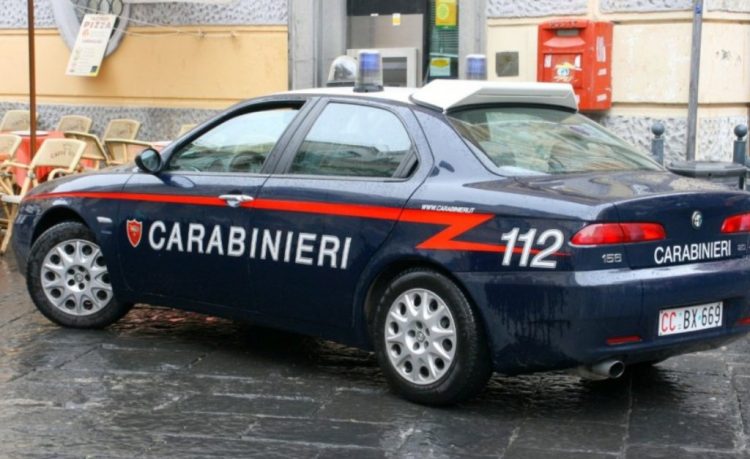 Româncă moartă în Italia, s-a aruncat în gol de la balconul casei sale