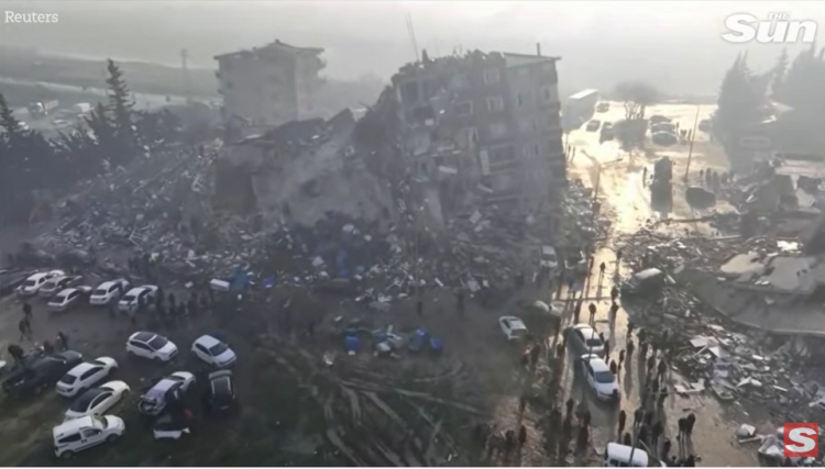 Turcia / Siria. Imagini apocaliptice din dronă. Oamenii prinși sub dărâmături ţipă disperaţi după ajutor