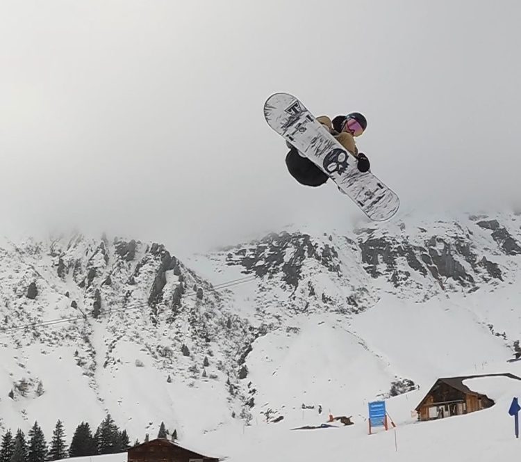 Băimăreanul Patric Iluţ, lider mondial la slopestyle snowboarding