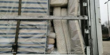 Aproximativ 10 tone de produse second hand, oprite la intrarea în țară