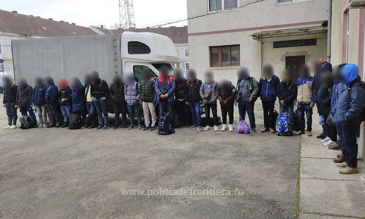 25 de străini ascunşi într-o autoutilitară condusă de un român. Acesta a fost arestat preventiv pentru trafic de migranţi