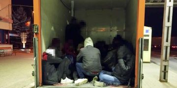 52 de migranţi, depistați în două autoutilitare, în timp ce încercau să treacă ilegal frontiera. Trei călăuze arestate preventiv