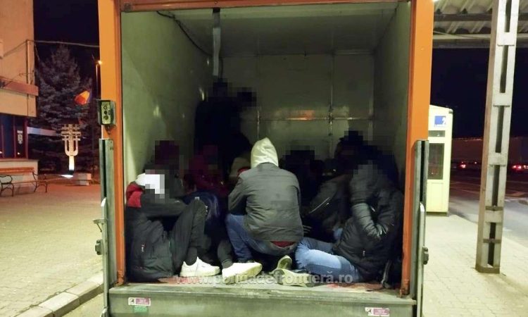 52 de migranţi, depistați în două autoutilitare, în timp ce încercau să treacă ilegal frontiera. Trei călăuze arestate preventiv