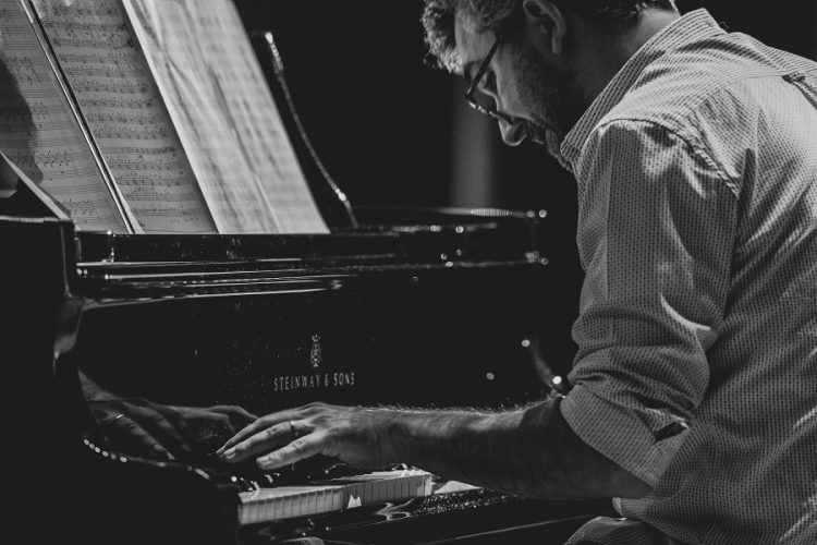 Eveniment în Baia Mare. Teo Milea și învăluitoarele povești ale pianului său
