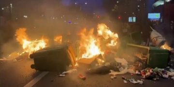 A treia noapte de proteste în Franța. Oamenii legii au făcut peste 80 de arestări