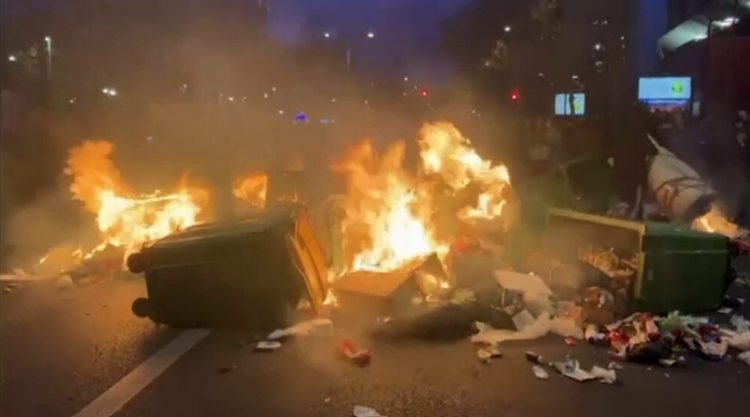 A treia noapte de proteste în Franța. Oamenii legii au făcut peste 80 de arestări