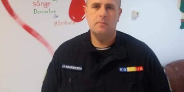 În semn de apreciere. Jandarmul maramureşean care are la activ 100 de donări de sânge a primit o distincţie din partea Bisericii Ortodoxe Române