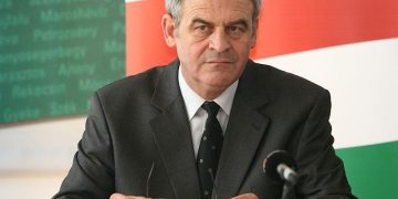 O întrebare: nevrozatul ăsta mai poate intra în România?