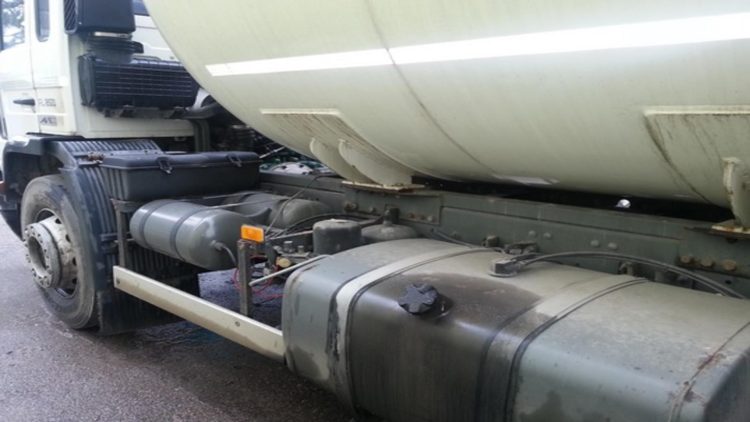 Un șofer ucrainean beat, n-a vrut să coboare din cabina autotrenului încărcat cu 30 de tone de combustibil