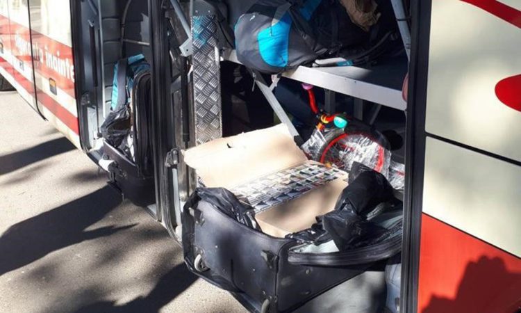 1.100 de pachete cu ţigări au descoperit poliţiştii de frontieră în geamantanele unui ucrainean
