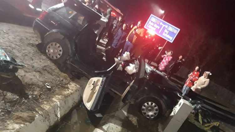 Accident grav la Hideaga. În urma coliziunii dintre un autoturism şi un autobuz două persoane au fost transportate la spital – foto