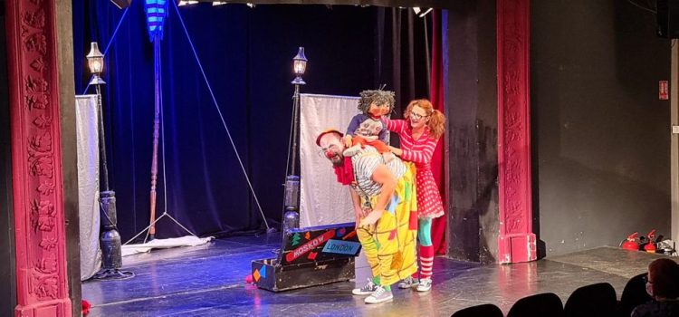 Clovnii în vacanță, pe scena Teatrului de Păpuşi din Baia Mare