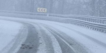 Atenţie, şoferi! Ninge la munte, zăpadă pe şosea în Pasul Gutâi – foto