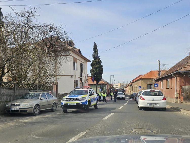 Accident pe strada Horea din Baia Mare. Bătrână lovită pe trecerea pentru pietoni de o mașină condusă de un poliţist