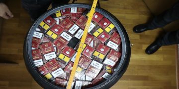 Butoi plin cu ţigări, descoperit de poliţiştii de frontieră în albia râului Siret